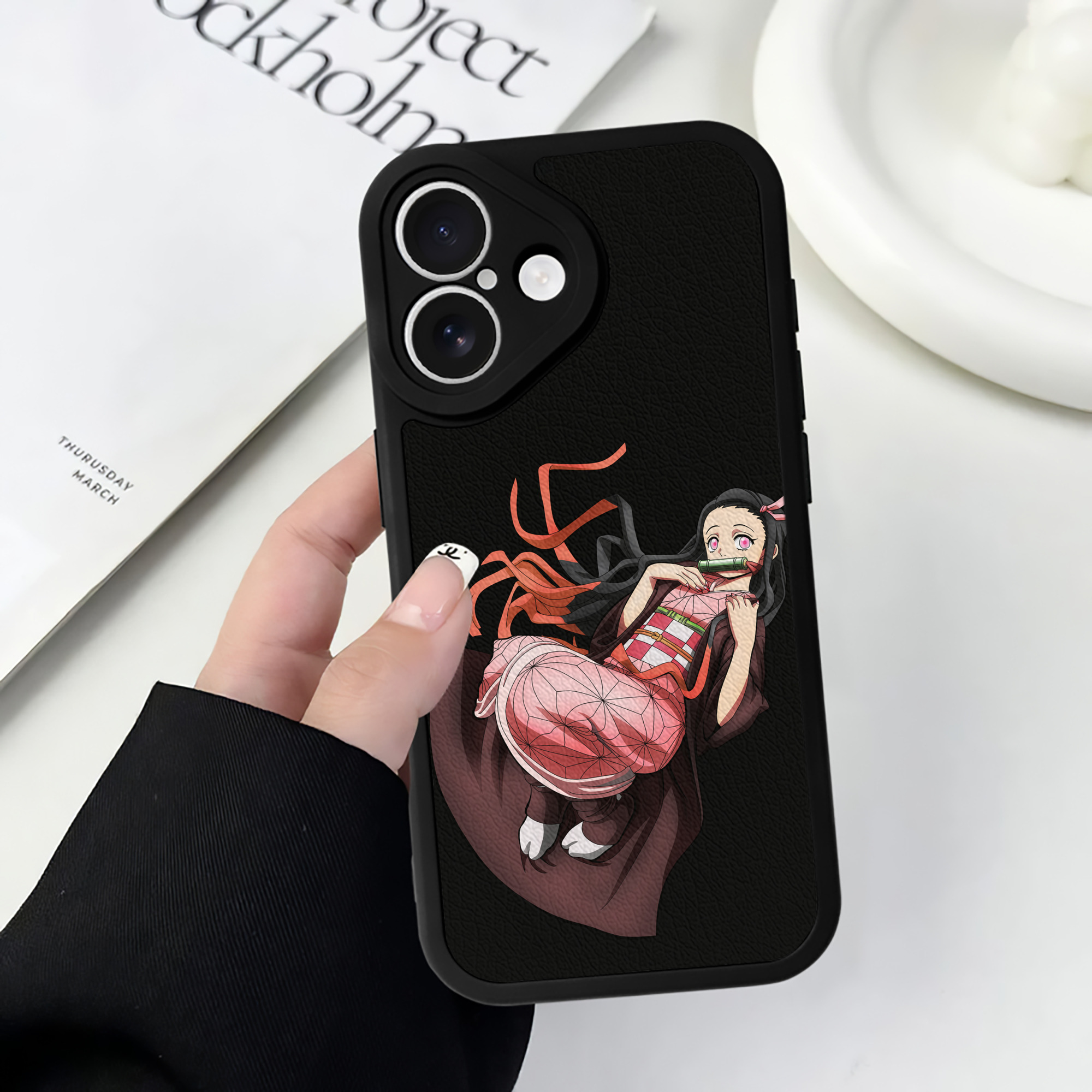 （画像用） 鬼滅の刃（きめつのやいば）竈門 禰󠄀豆子／かまど ねずこ Kamado Nezuko 【iPhone 16シリーズ対応】シリコンスマホケース（レザー調） 材質：シリコン